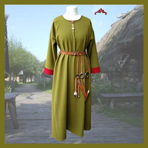 Langes Kleid, Ausschnitt geschlitzt